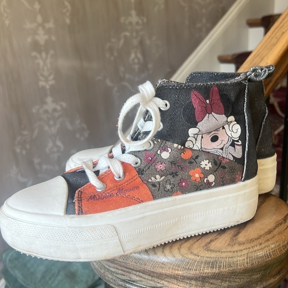 Minnie mouse platform, high tops, girls size 4 canvas very good condition - Picture 3 of 13